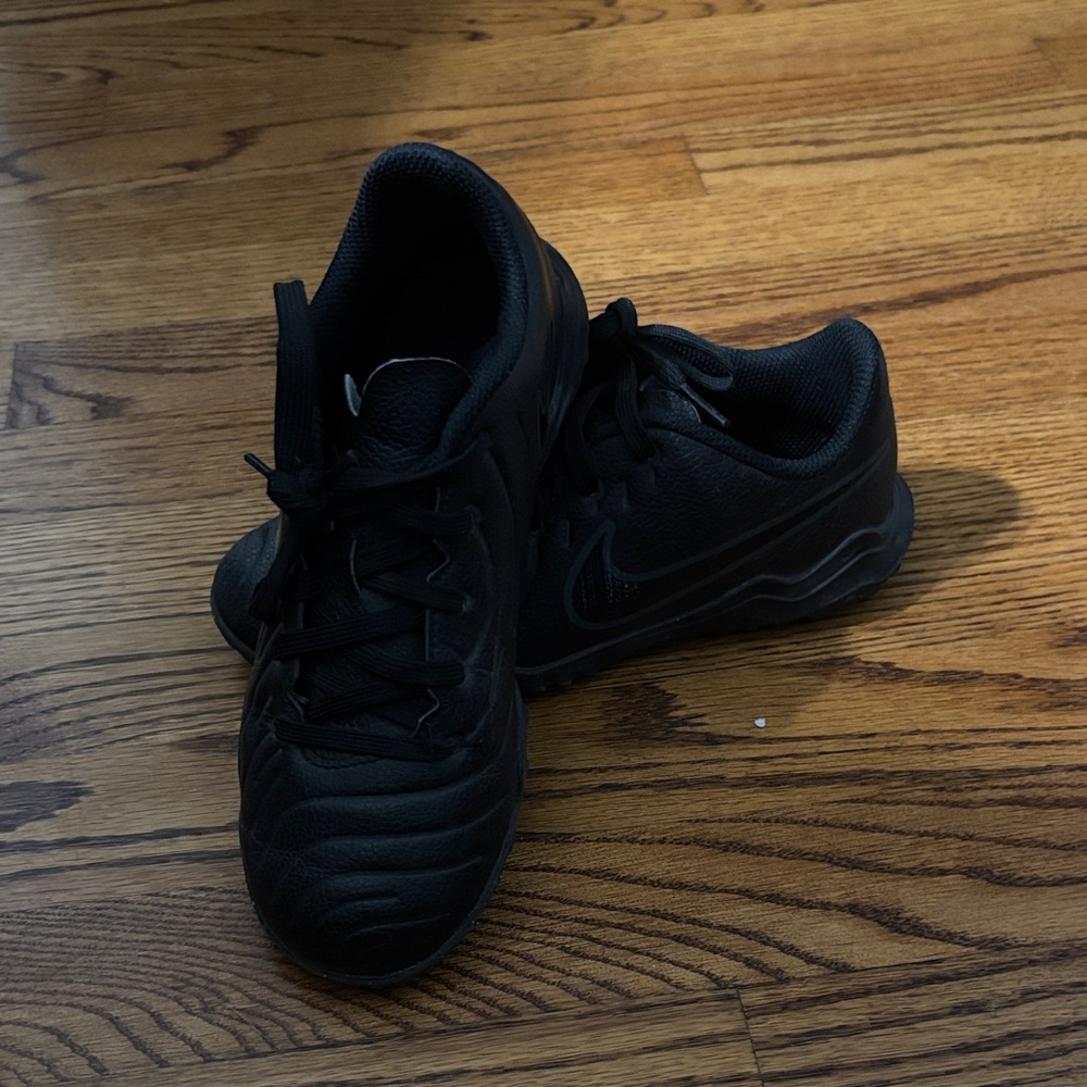 Nike Kids Indoor Soccer Shoes in Black